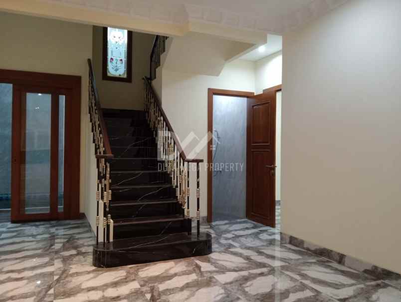 dijual rumah kolam renang di bsd city