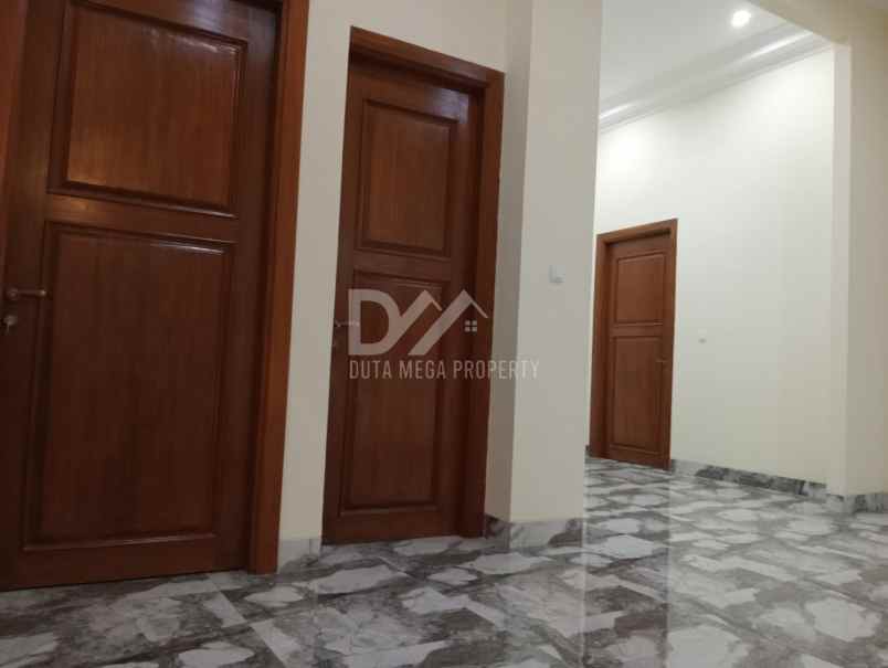 dijual rumah kolam renang di bsd city