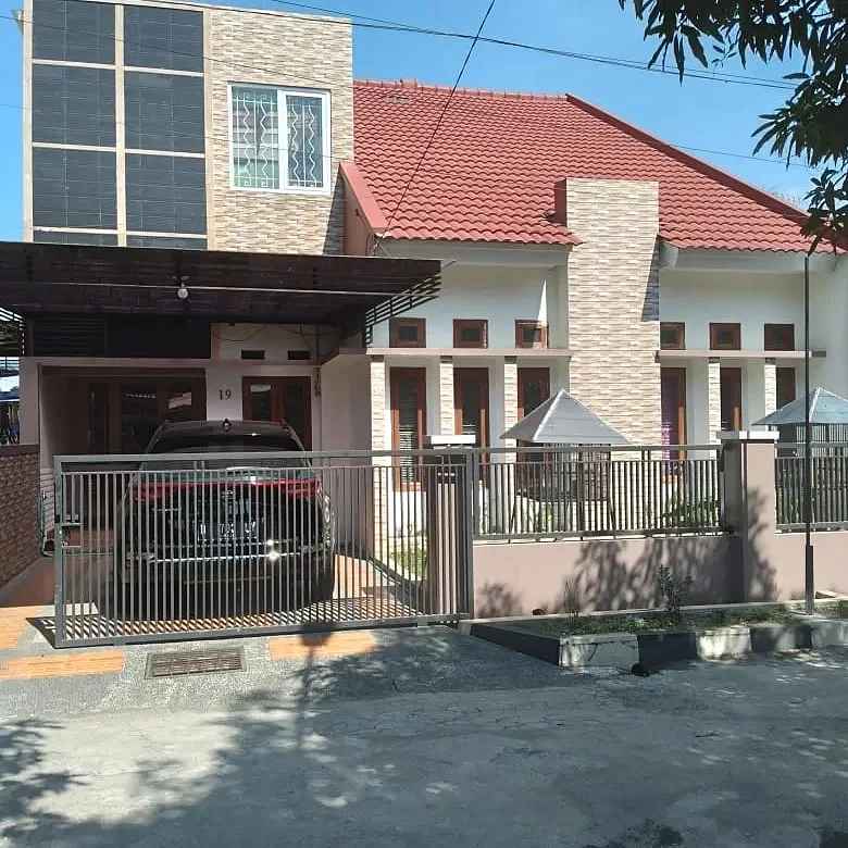 dijual rumah komplek adipura