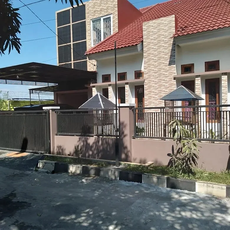 dijual rumah komplek adipura