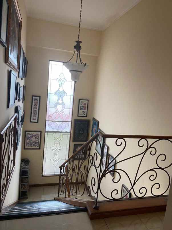 dijual rumah komplek bali view cirendeu