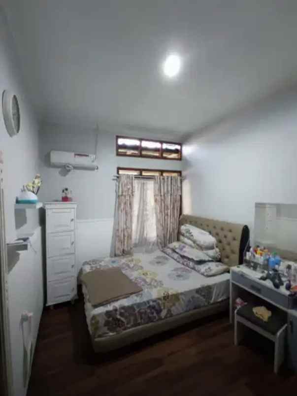 dijual rumah komplek buana soeta