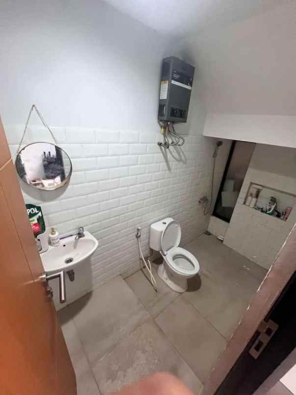 dijual rumah komplek bumi adipura