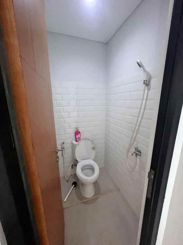 dijual rumah komplek bumi adipura