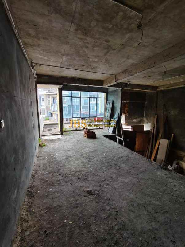 dijual rumah komplek graha mansion