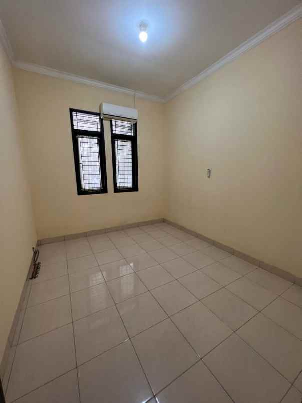 dijual rumah komplek kiara sari asri