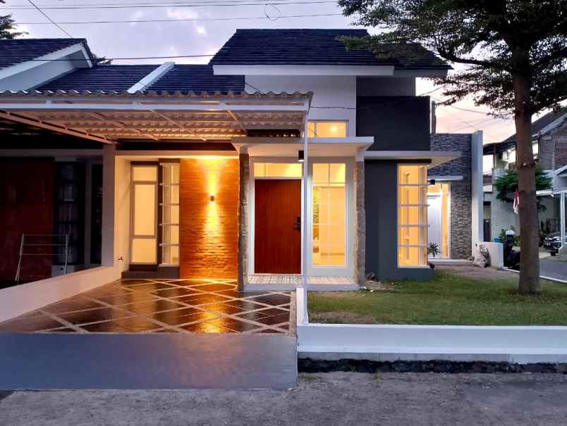 dijual rumah komplek margahayu raya