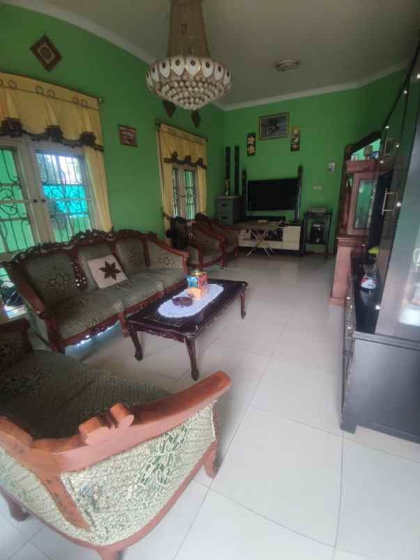 dijual rumah komplek perumahan taman