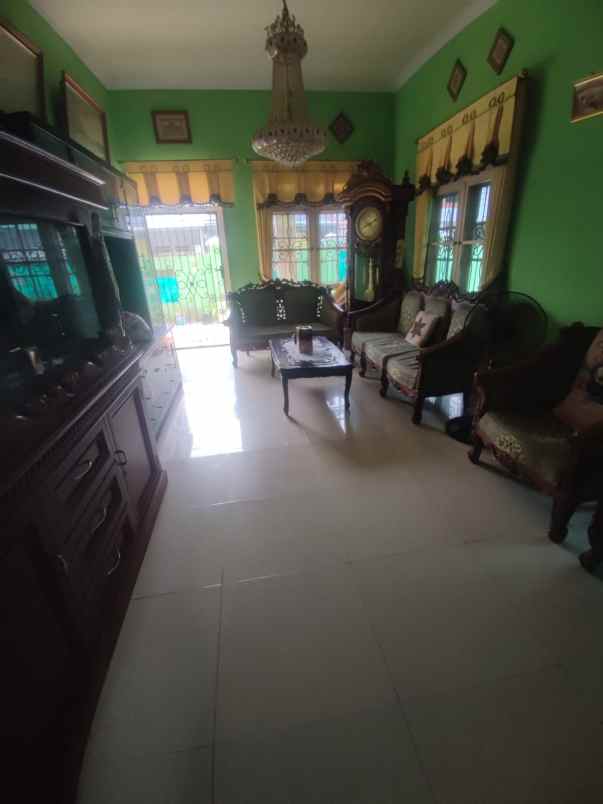 dijual rumah komplek perumahan taman