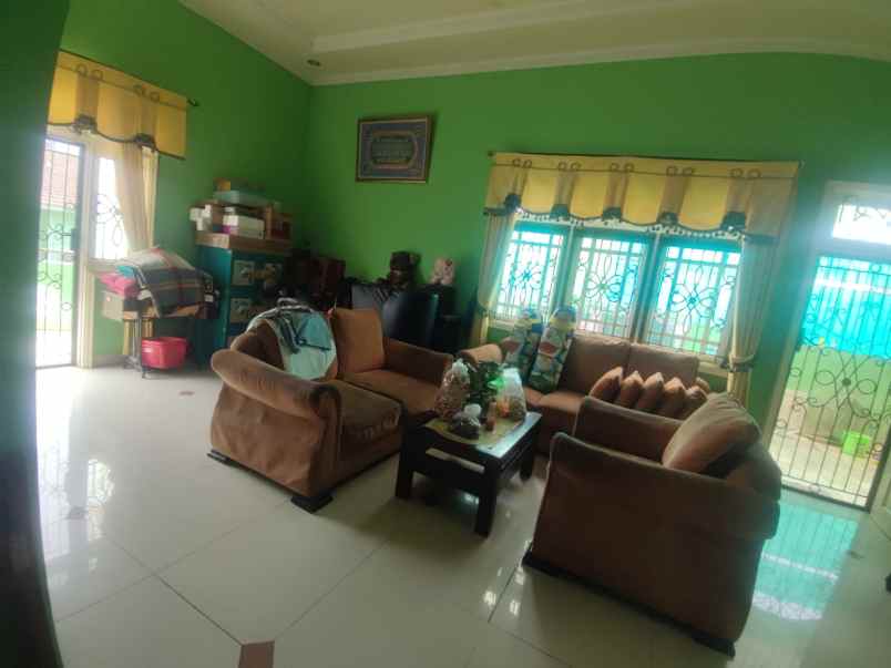 dijual rumah komplek perumahan taman