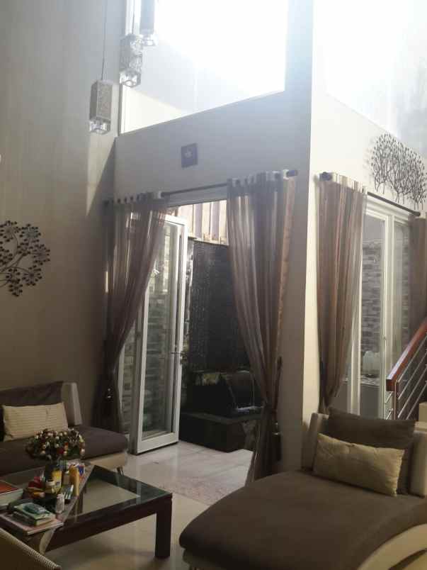 dijual rumah komplek puri gading