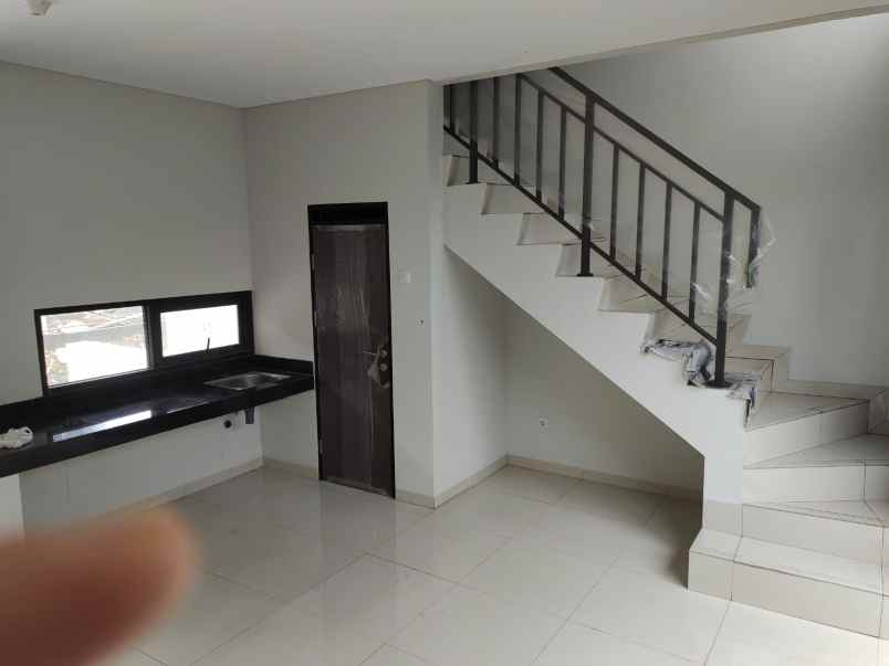 dijual rumah kompleks elite gateway