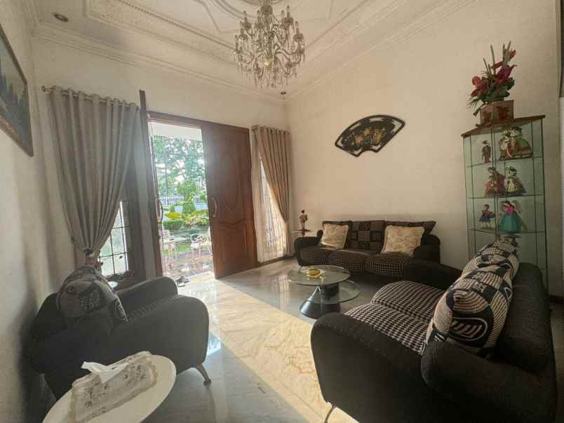 dijual rumah kris kencana sari