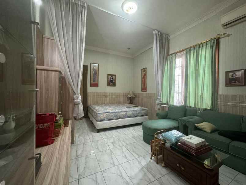 dijual rumah kris kencana sari