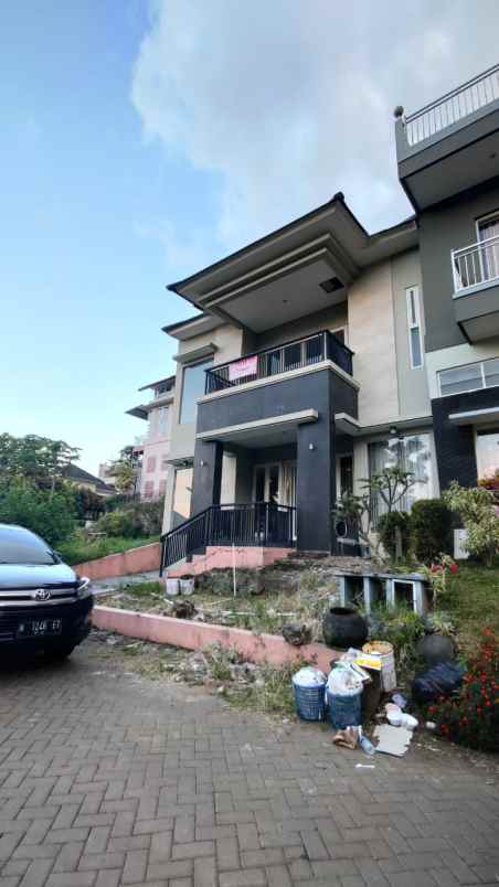 dijual rumah kusuma pinus