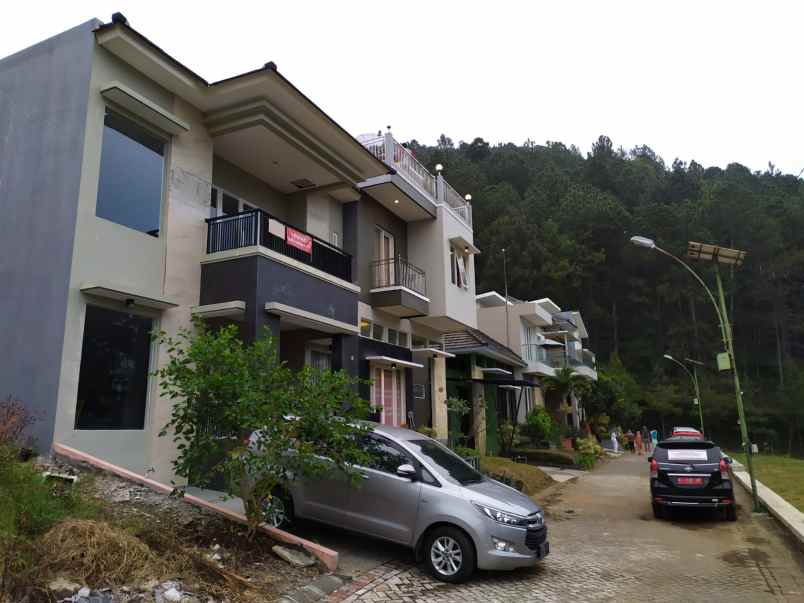 dijual rumah kusuma pinus