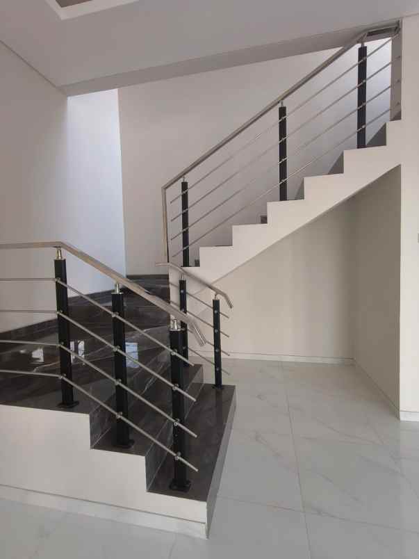 dijual rumah manayr tirtoyoso utara