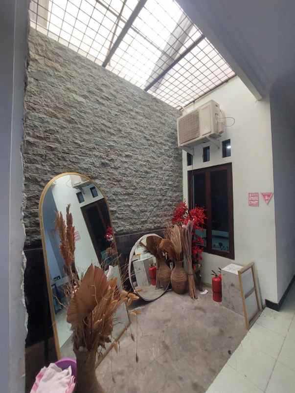 dijual rumah manukan condongcatur depok