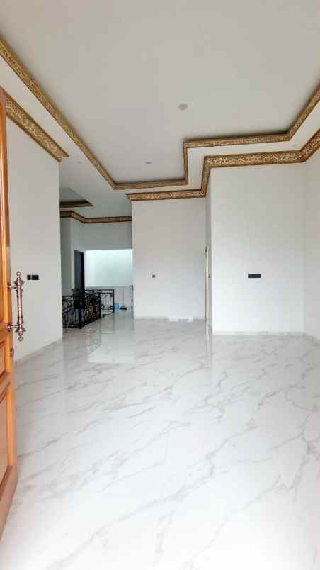 dijual rumah manyar