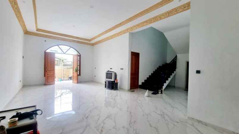 dijual rumah manyar
