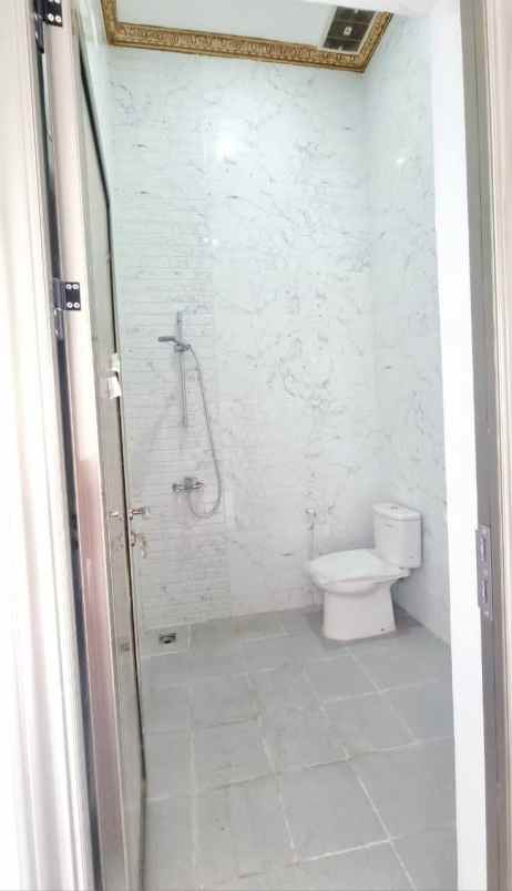 dijual rumah manyar