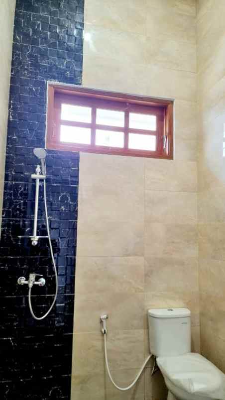 dijual rumah manyar