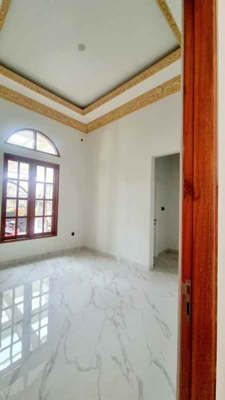dijual rumah manyar