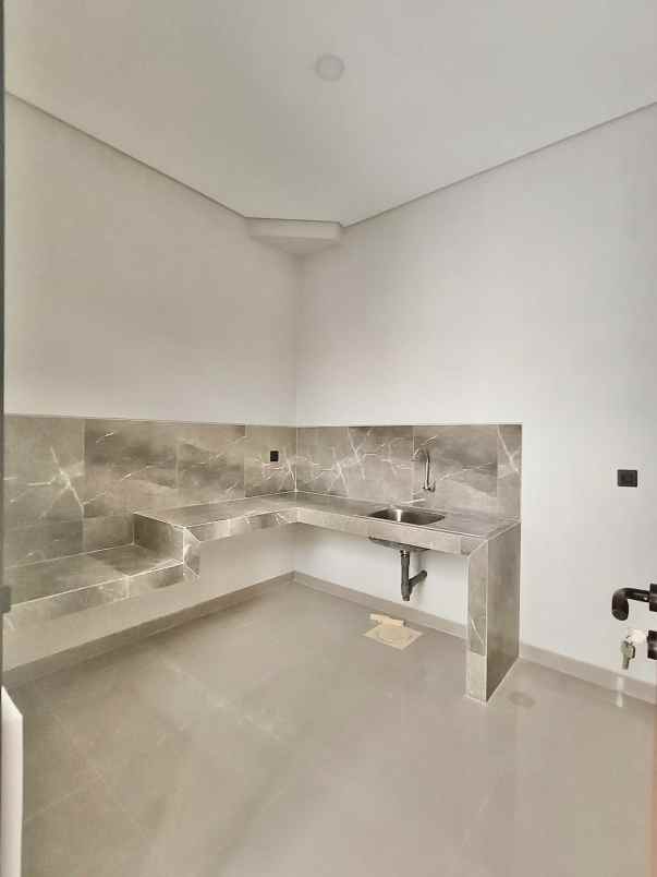 dijual rumah manyar