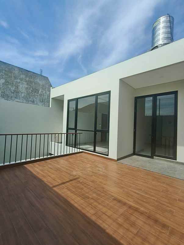 dijual rumah manyar