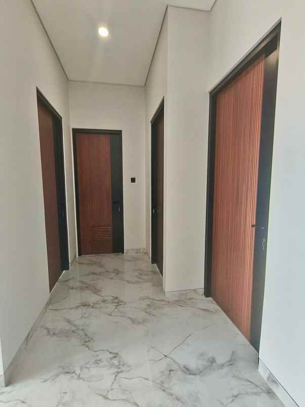 dijual rumah manyar