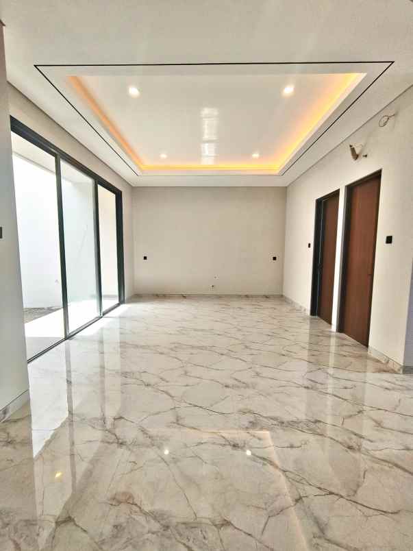 dijual rumah manyar