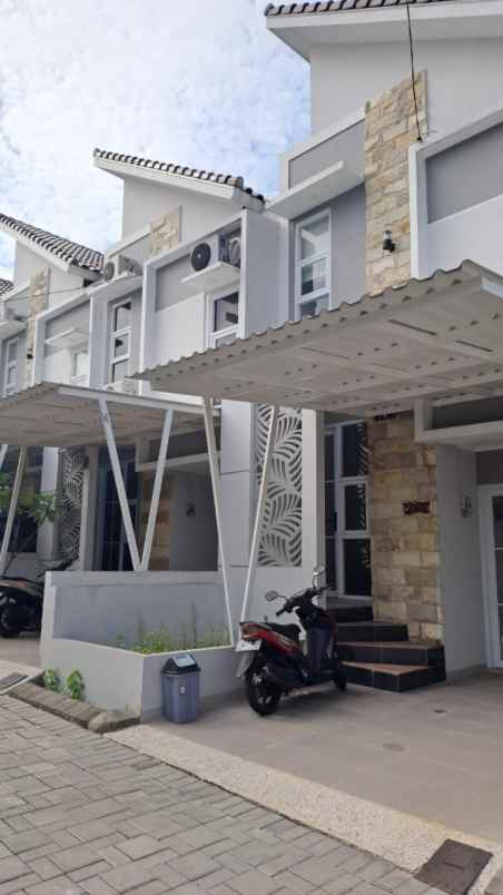 dijual rumah medina townhouse depok jl