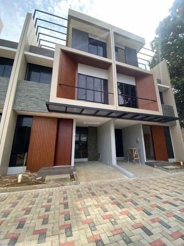 dijual rumah meruya selatan