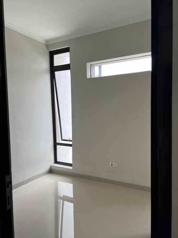 dijual rumah metland transyogi