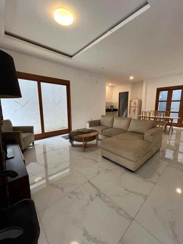 dijual rumah mewah 2 lantai bebas banjir jaksel