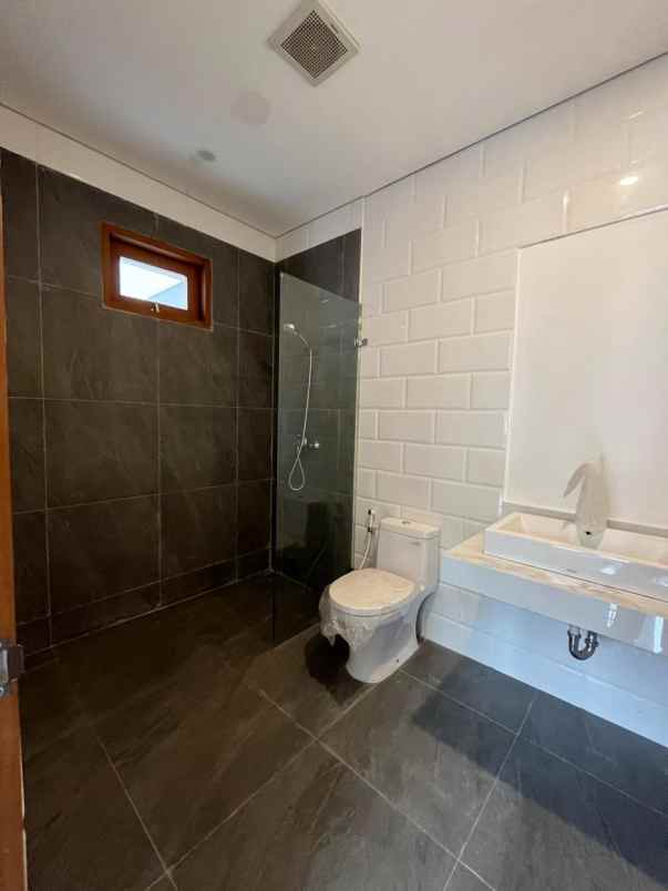 dijual rumah mewah 2 lantai bebas banjir jaksel