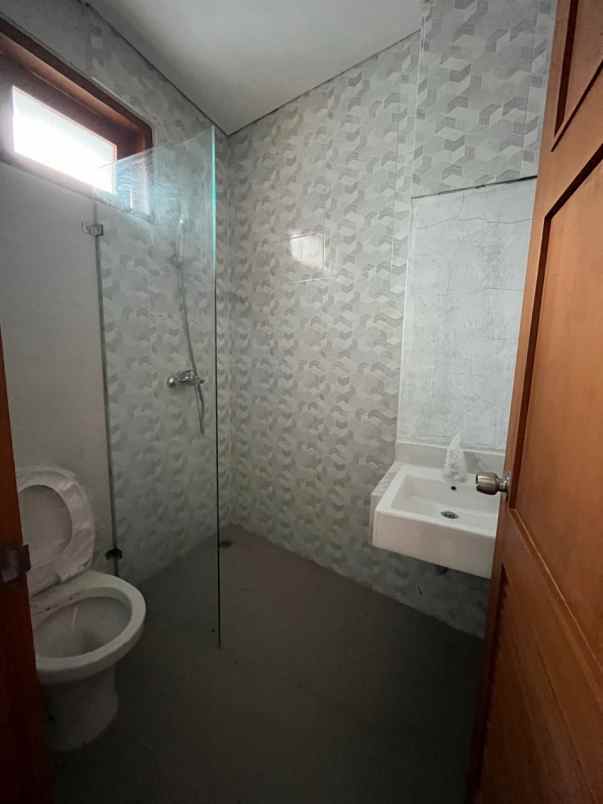 dijual rumah mewah 2 lantai bebas banjir jaksel