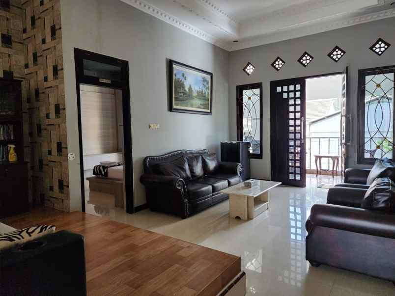 dijual rumah mewah di manahan solo