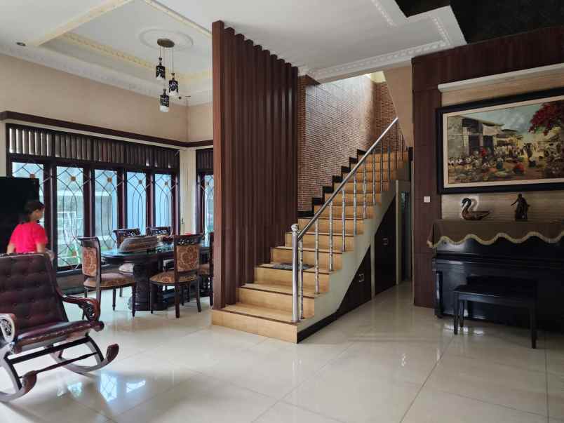 dijual rumah mewah di manahan solo