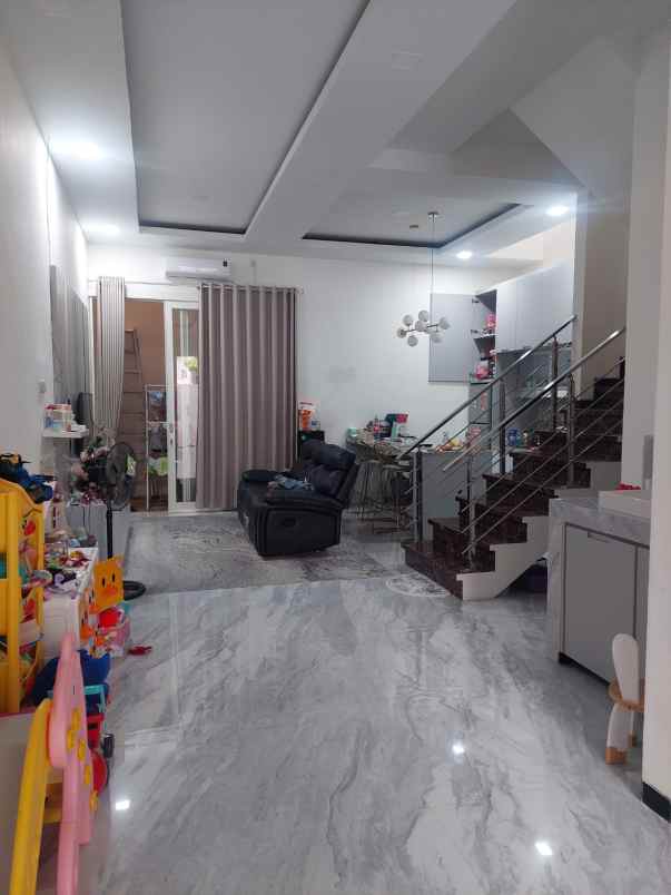 dijual rumah mulyosari