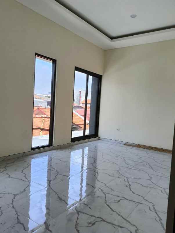 dijual rumah mulyosari