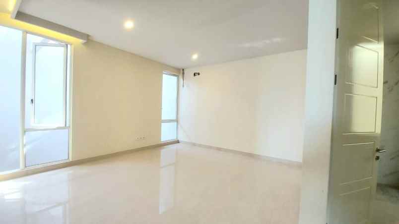 dijual rumah pakuwon city grand island