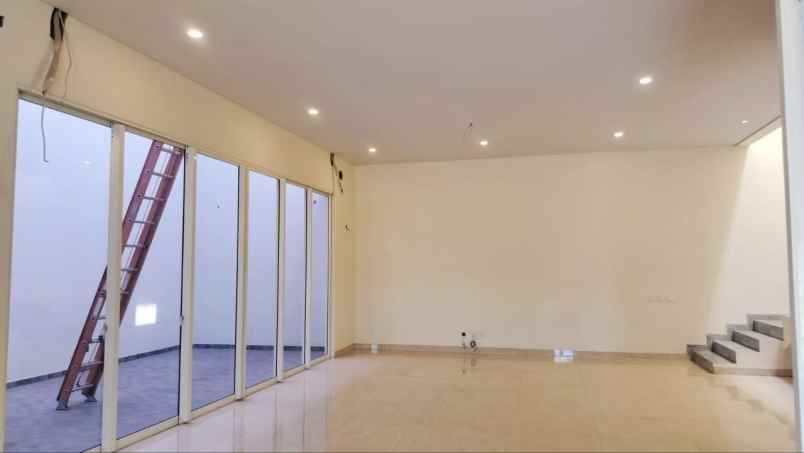 dijual rumah pakuwon city grand island