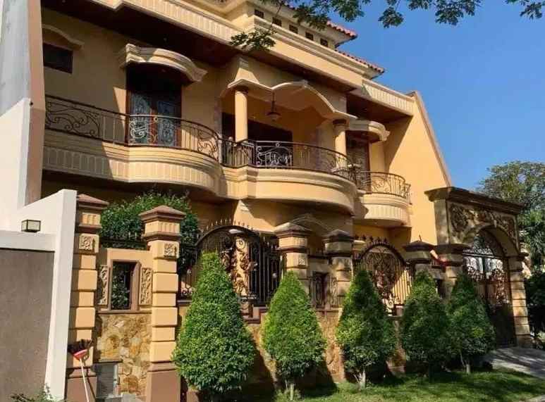 dijual rumah pakuwon city villa royal