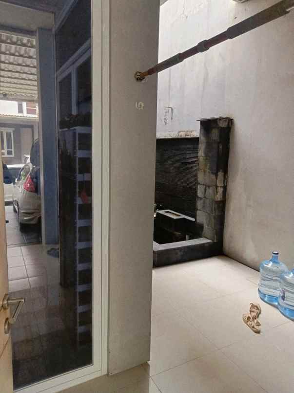 dijual rumah perum royal residence