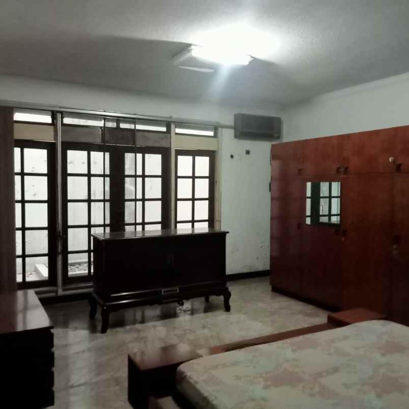 dijual rumah raya darmo