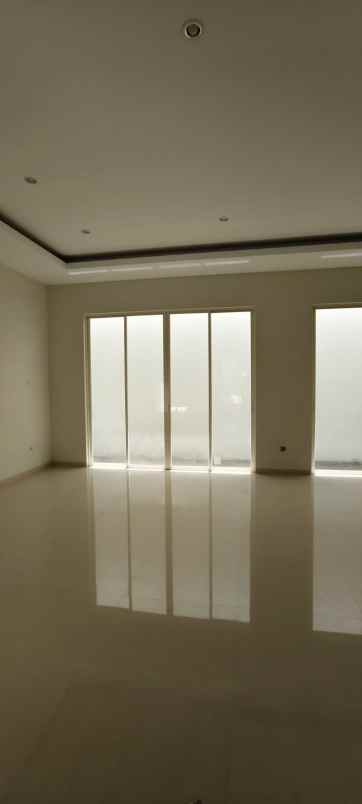 dijual rumah regency 21