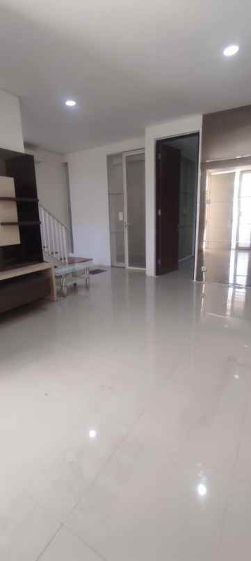 dijual rumah royal park residence