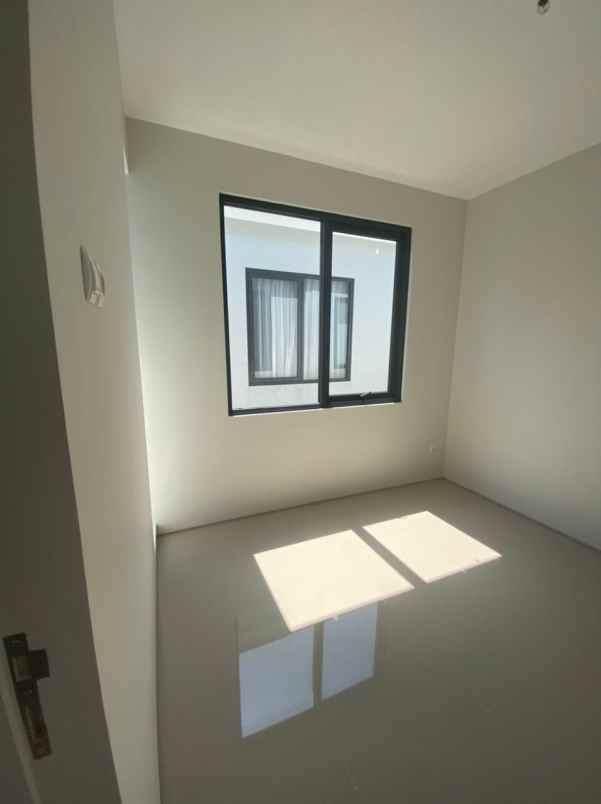 dijual rumah royal residence