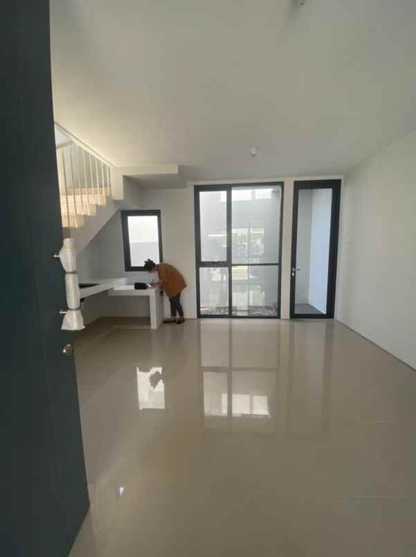 dijual rumah royal residence